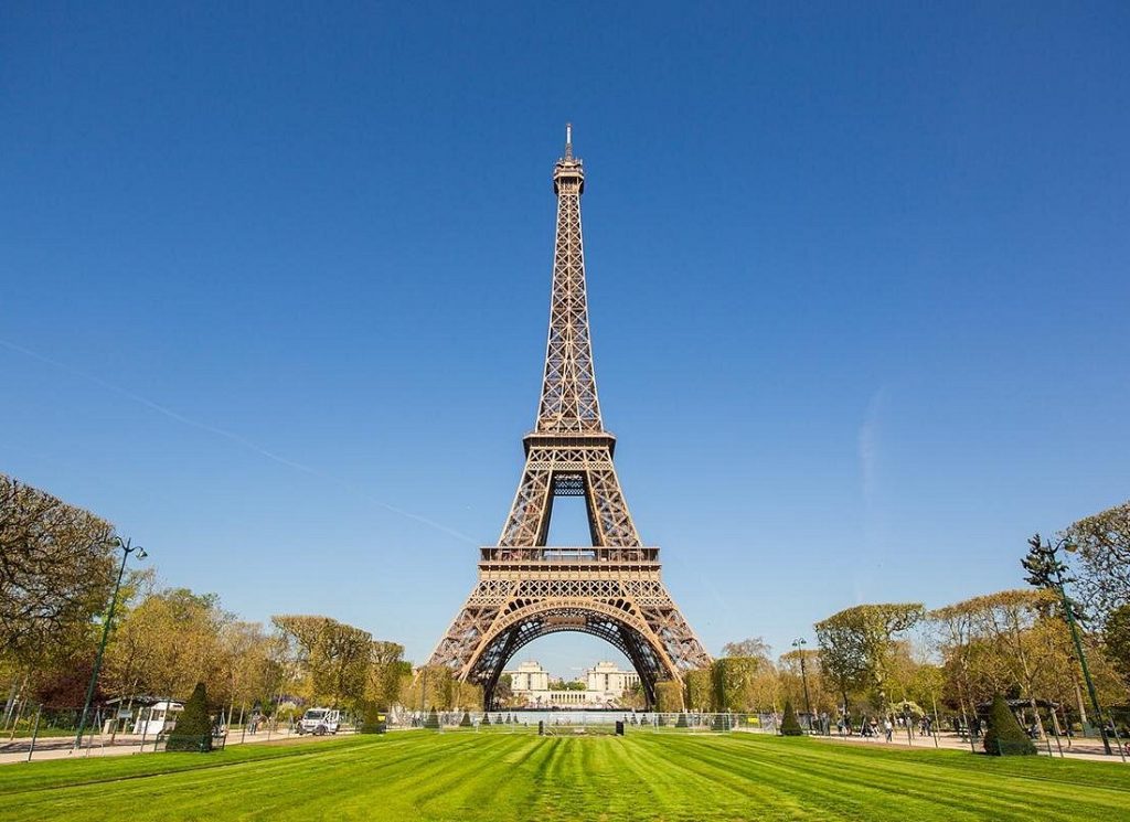 Vista da Torre Eiffel e gramado.