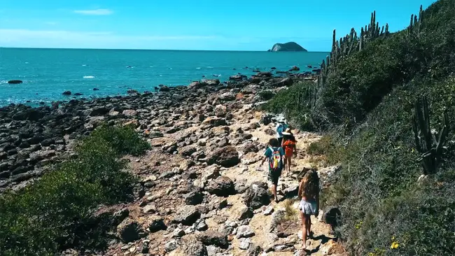 Pessoas em Trilha em Búzios 