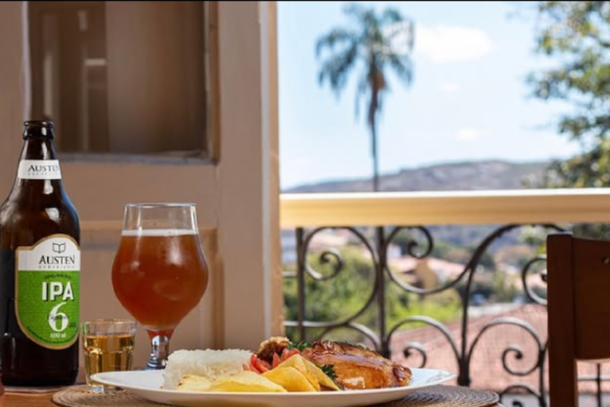 Refeição sobre a mesa com a vista da sacada do Restaurante Apocalipse