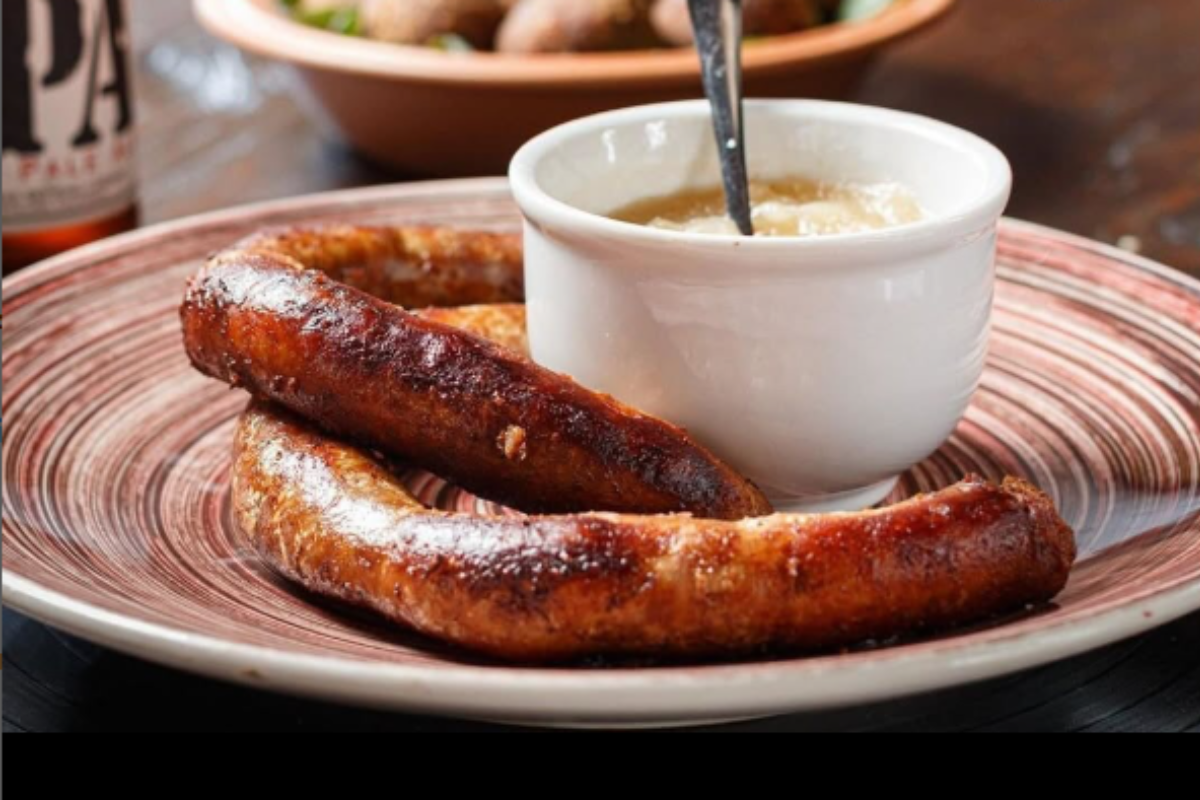 Prato tradicional com linguiça do meu no restaurante Relicário