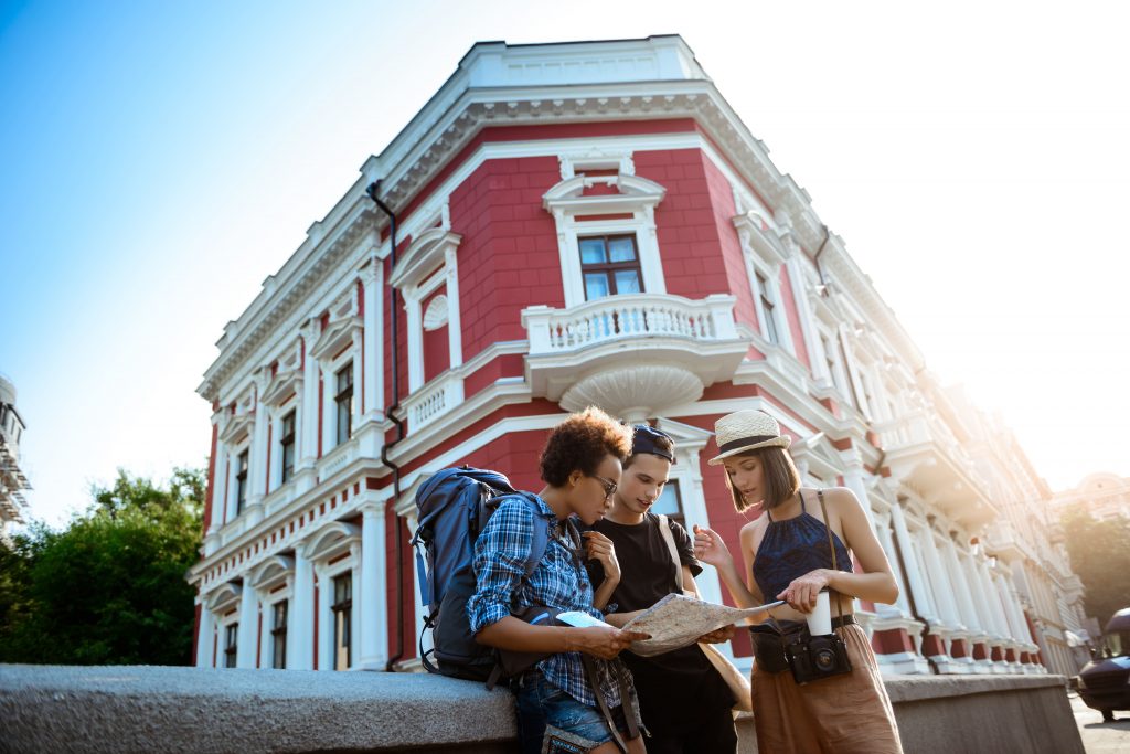 Jovens vendo mapa em ponto turístico