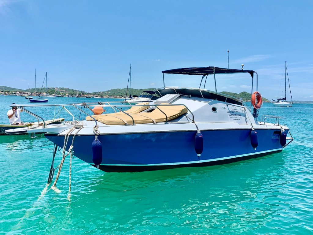 Lancha no mar em Búzios