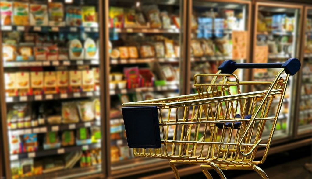 Carrinho de mercado e geladeira em supermercado